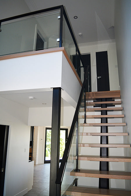Escalier moderne à limon central avec garde-corps en verre 