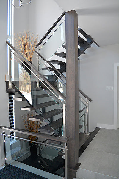 Escalier moderne à limon central avec garde-corps en verre