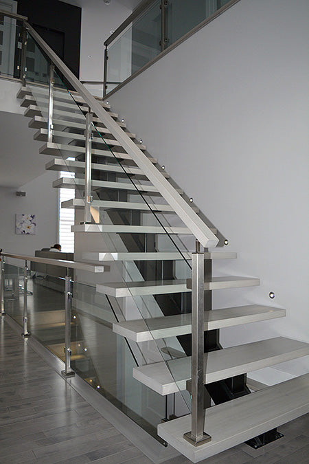 Escalier moderne à limon central avec garde-corps en verre