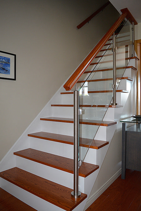 escalier en bois moderne et rampe en verre