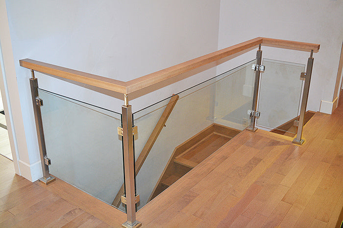 escalier moderne en bois et rampe en verre