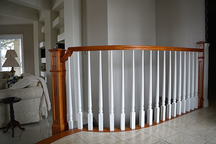 Rampe d'escalier cintrée et balustrade en bois
