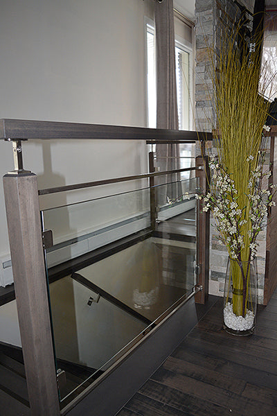 escalier avec une rampe en verre