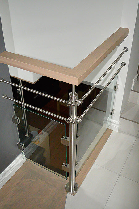 Rampe d'escalier avec du verre et de l'acier inoxydable